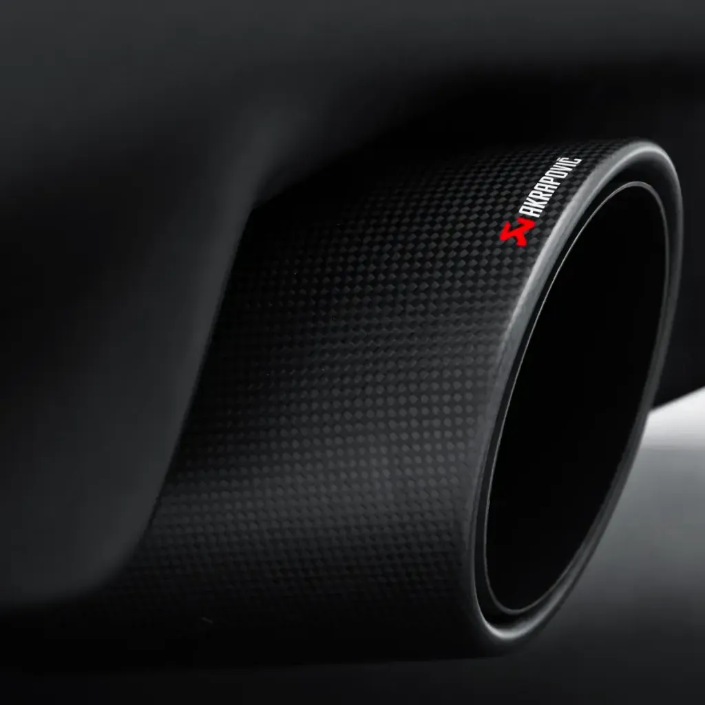 Colas de escape Akrapovič de carbono para Nissan 370Z