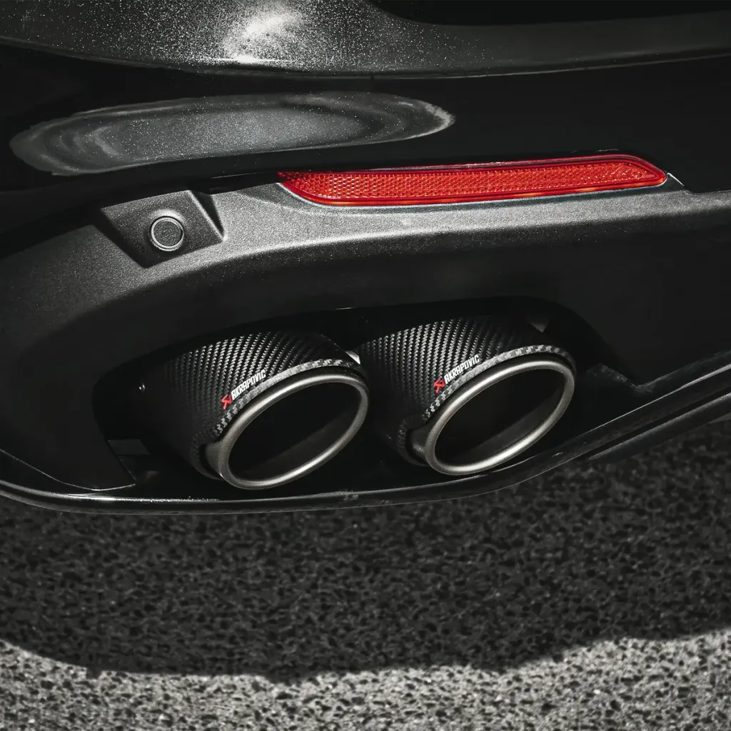 Escape Slip-On Line Akrapovič de titanio para Alfa Romeo Giulia 952 (S-AR/TI/6H)